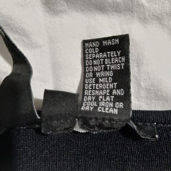 Michelle Nicole Sm Black Long-Sleeved Sweater Floral Embroidered Accents V Neck - Picture 13 of 14